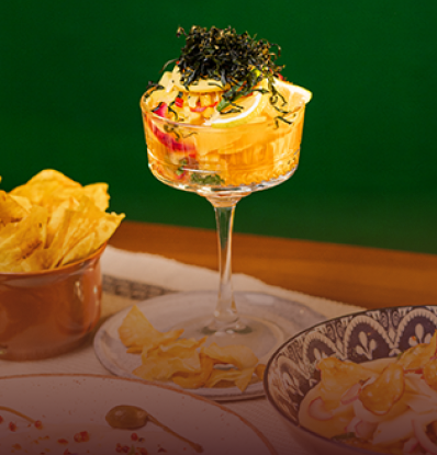Taça de vidro com ceviche de guariroba e chips de mandioca