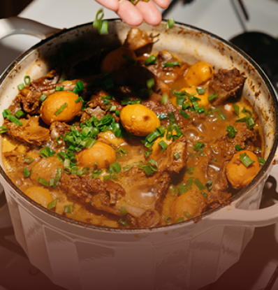 Panela com frango caipira ao molho com pequi e cheiro-verde